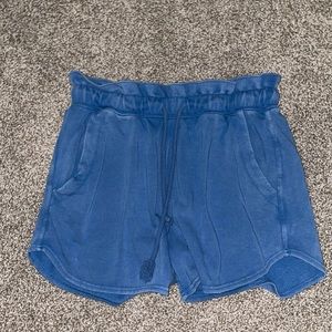 Universal thread shorts. Size M